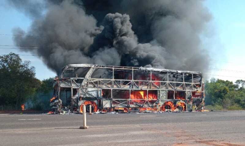 Se incendió un colectivo de Crucero del Norte en San José y no hubo heridos colectivo incendio