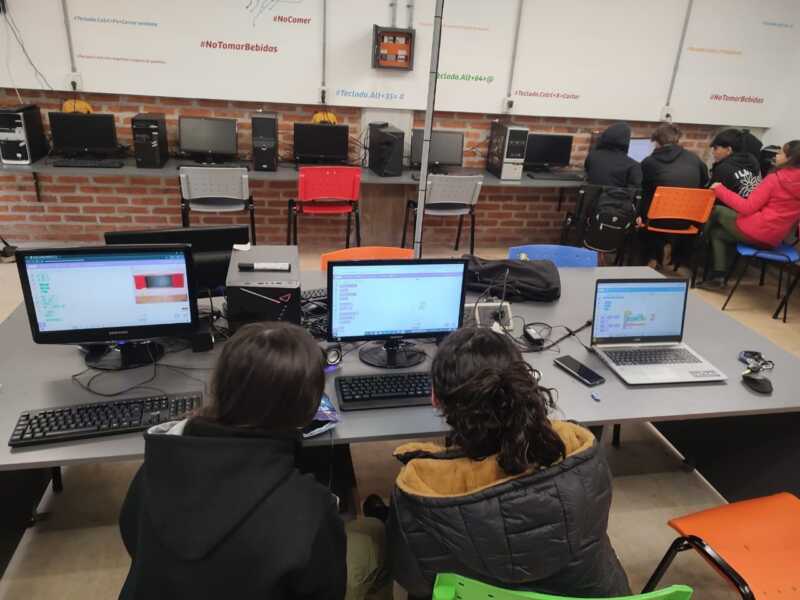 “Hoy la mayoría de las aulas ya no están organizadas de forma lineal. Se trabaja por proyectos, por equipos, con estudiantes activos en la construcción del conocimiento”, detalló Bogado.