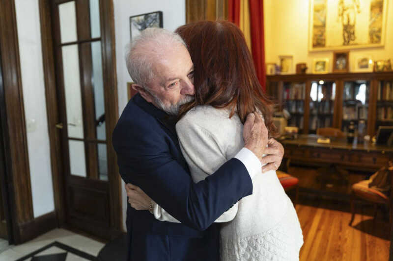 Cristina recibió a Lula y denunció una “deriva autoritaria” en el país 2 Cristina Kirchner publicó un extenso mensaje en redes sociales donde agradeció el gesto de Lula y trazó paralelismos entre los procesos judiciales que enfrentaron ambos.