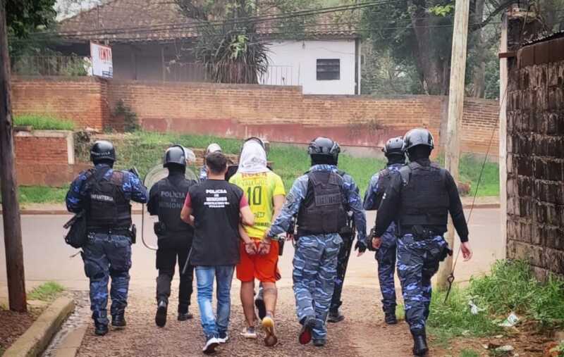 Allanan narcokioscos en la Chacra 112 de Posadas, secuestran droga y detienen 11 personas 5 detenidos en posadas 1 e1727278451327 - 4