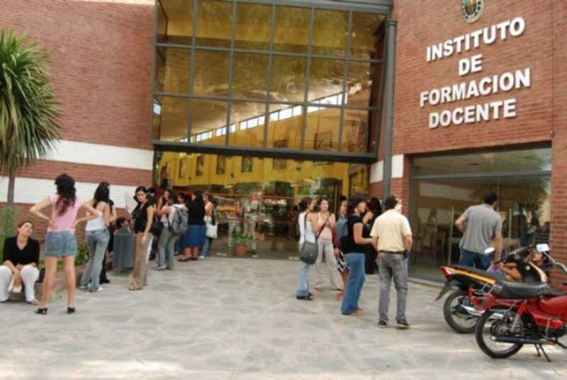 En total, actualmente hay 498.443 estudiantes cursando carreras de formación docente, con una concentración mayoritaria en institutos estatales, que representan el 64% de las instituciones pero contienen el 81% del alumnado.
