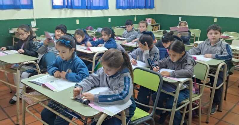 Chau vacaciones: este lunes los chicos vuelven a las aulas en Misiones 2 El titular del SPEPM explicó que el valor de las cuotas varía según la institución, y que existen incluso escuelas con cuota cero, especialmente en zonas rurales o de alta vulnerabilidad. En el otro extremo, el valor máximo ronda los $100.000.