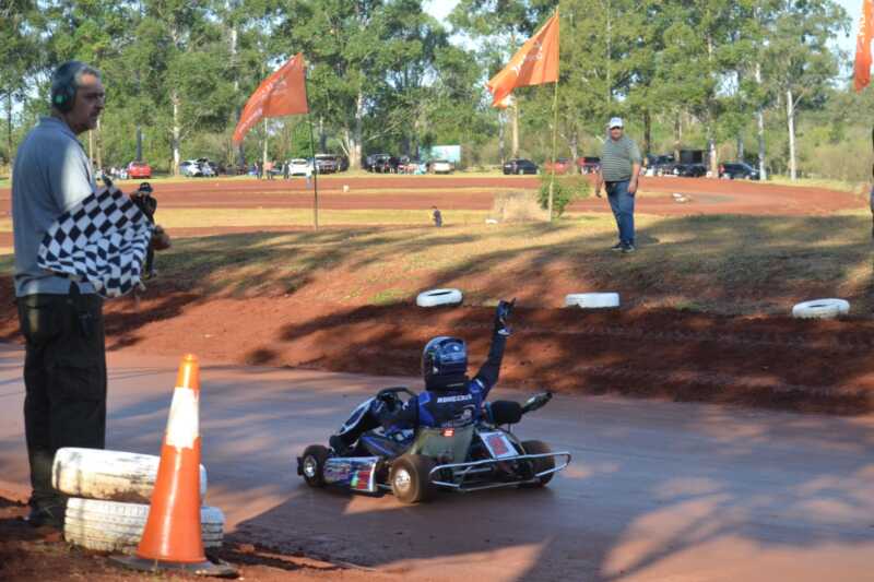 Apóstoles vibró con el karting terrado: se destacaron los Invitados y la Junior regaló la mejor final 7 karting terrado 8 - 6