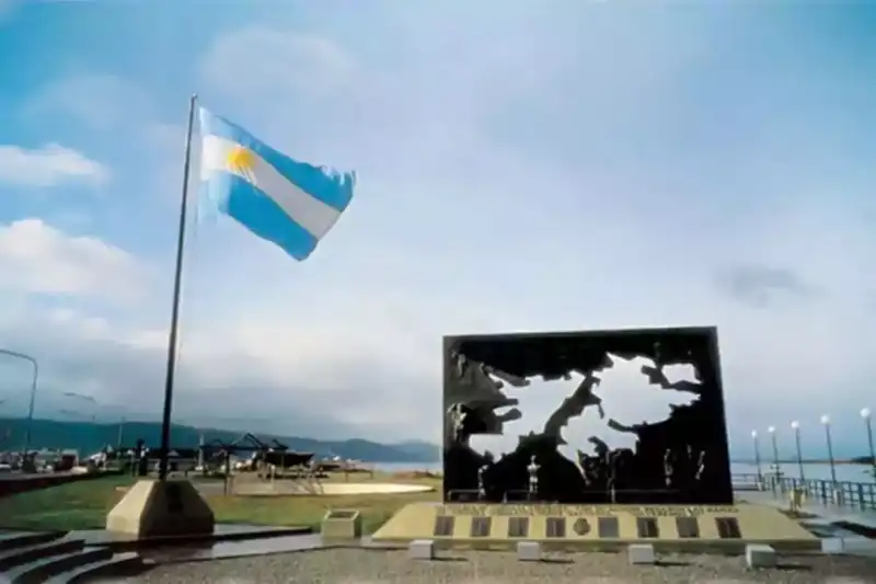 “Estados Unidos reconfigura su estrategia mundial” sostuvo Joaquín González 9 malvinas - 8
