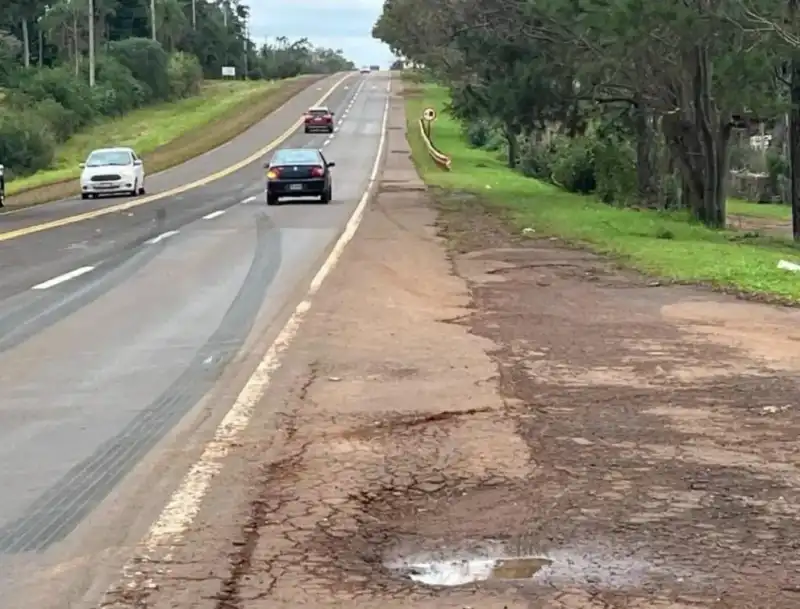Eldorado: Motociclista grave tras chocar con toldo desprendido de una camioneta en ruta 12 3 md 6 - 2