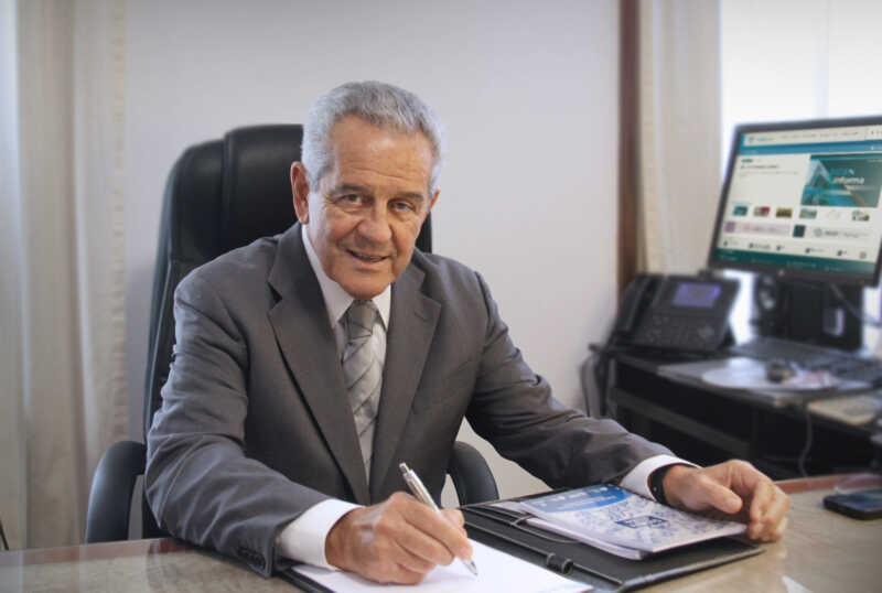 blanco echado por Milei
