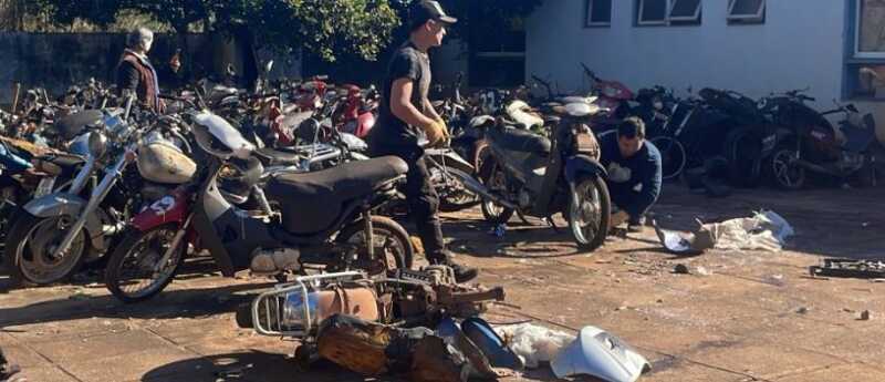 Compactaron más de 40 motos secuestradas por infracciones de tránsito en Apóstoles 3 motos - 2