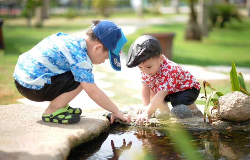 Los niños y las pantallas: “El aburrimiento fomenta la creatividad y el vínculo con el presente” 7 ninos jugando - 6
