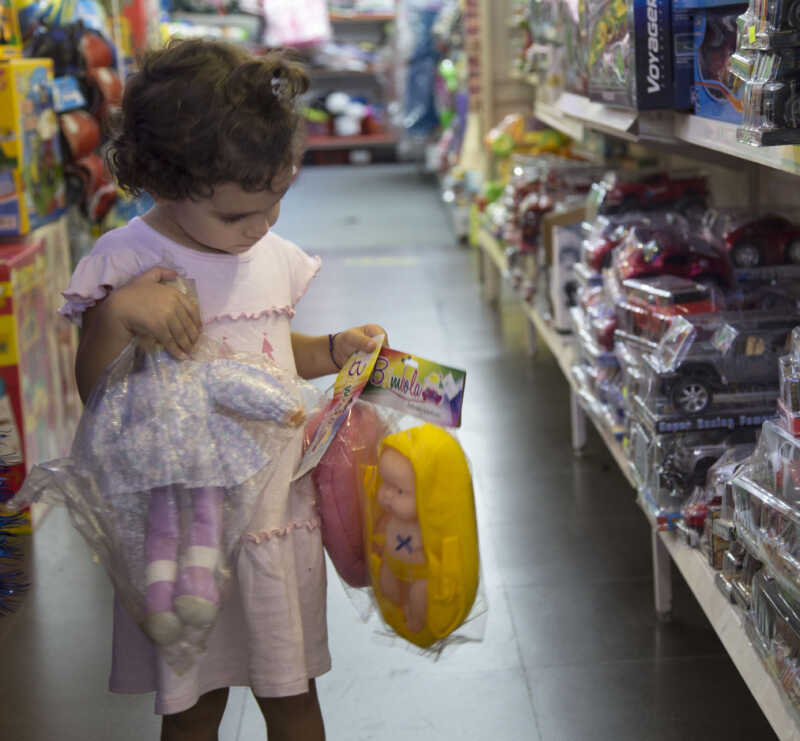 Comprar juguetes en 2025: precios, tendencias y el desafío de competir con las pantallas 2 ninos juguetes 1 - 1