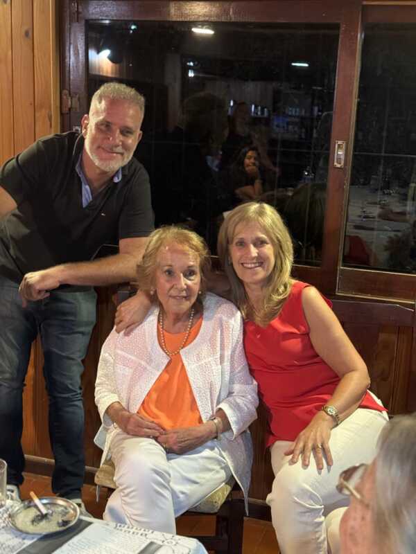 Paquita presenta “Los indómitos Lowe”: la historia de una familia pionera que transformó Eldorado 4 Frances "Paquita" Lowe junto a sus hijos Alexandra y Carlos