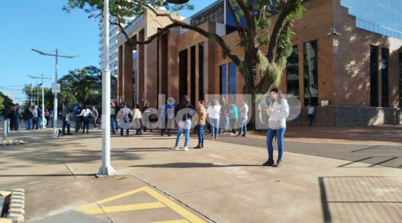 Yerbateros y legisladores trataron proyecto para crear un Centro de Acopio que regule el mercado misionero 4 Legisladores misioneros presentaron el borrador de un proyecto de ley con distintas medidas para respaldar al sector yerbatero
