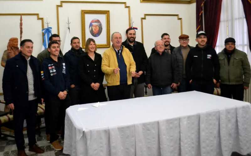 Alem apuesta al deporte y la producción local para sostener la economía en plena crisis nacional 1 El gobernador Hugo Passalacqua encabezó el lanzamiento de la 5ª fecha del Rally Argentino Pirelli y la Copa Misiones. La competencia se desarrollará del 4 al 6 de julio en siete municipios, con más de 40 pilotos y un fuerte impacto en el turismo y la economía regional.