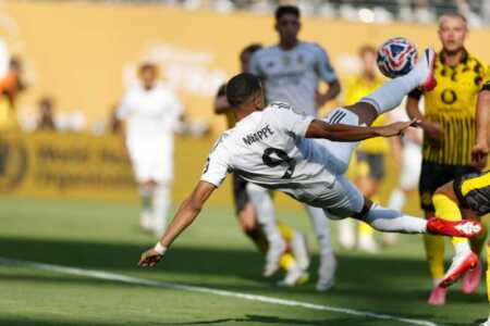 Kylian Mbappé abandonó temporalmente la concentración de Francia con autorización del cuerpo técnico y viajó a Madrid. La decisión provocó cuestionamientos de los hinchas en la previa del Mundial 2026.