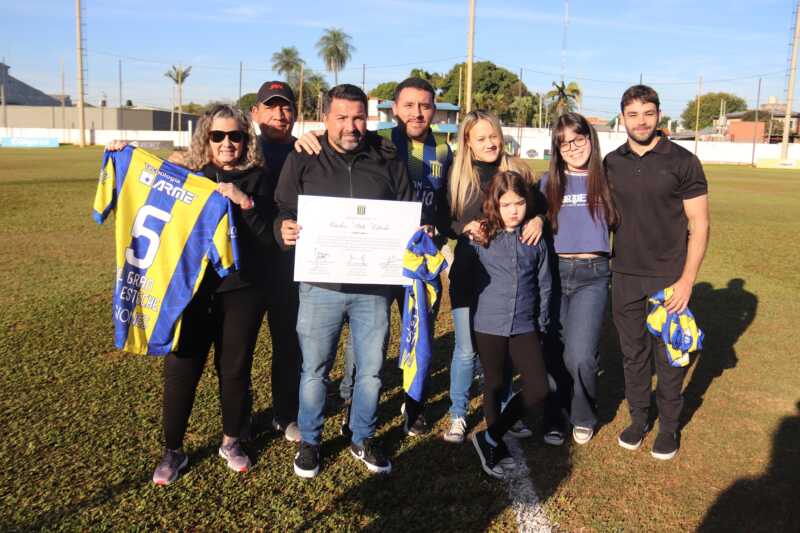 Carlos "Pato" Esteche, número 5 y capitán de Mitre como jugador, campeón como director técnico, siendo homenajeado por el presidente del club Mitre, Sebastián Macias.