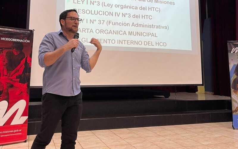 Roberto Delgado, presidente de la Cámara de Mandatarios de Misiones, advirtió en Radio Up que aún hay pedidos de chapas desde 2023 sin respuesta. 