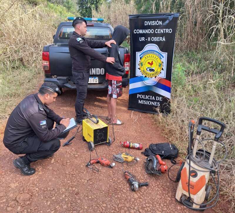 Oberá: lo atraparon “in fraganti” cuando volvió a buscar lo que había robado 2 Un joven de 18 años fue detenido por la Policía al regresar al escondite donde había ocultado herramientas robadas. El operativo permitió recuperar todo el botín.