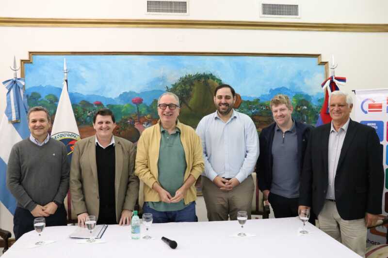Cuarta edición del Black Friday en Leandro N. Alem 2 El evento cuenta con el respaldo institucional del Gobierno provincial. Estuvieron presentes en el lanzamiento el ministro de Hacienda de Misiones, Adolfo Safrán; el presidente de la Confederación Económica de Misiones (CEM), Guillermo Fachinello; y el gerente divisional del Banco Macro, Diego Robolini, quienes destacaron el impacto económico positivo de este tipo de acciones coordinadas.