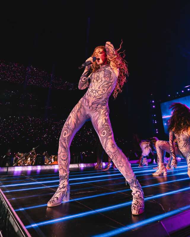 Shakira suma nueva fecha en Argentina: 8 y 9 de diciembre en Vélez por entradas agotadas 3 “No quería irme con mi gira hacia Europa y Asia sin antes permitirme un último paso por América Latina. Necesitaba encontrarme con todos esos fans con los que no pude coincidir”, dijo Shakira.