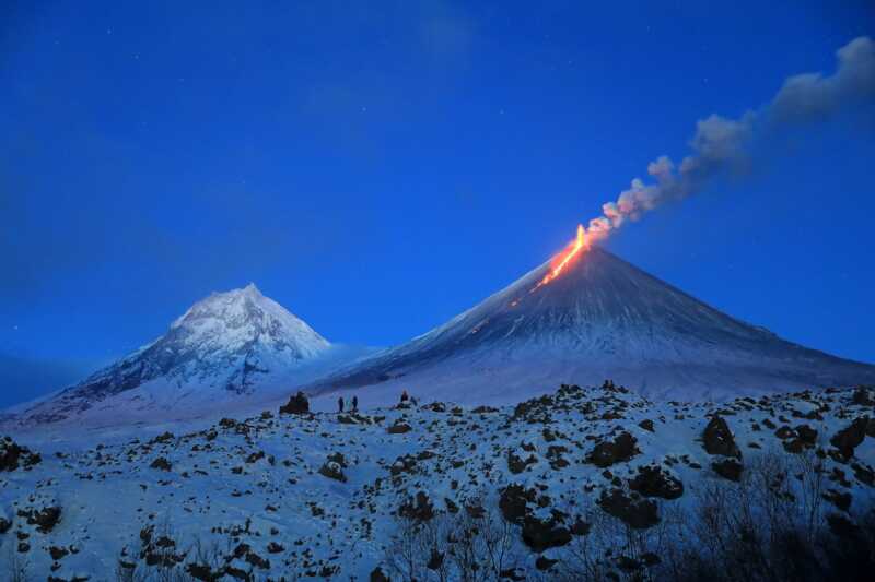 El volcán Klyuchevskaya Sopka, el más alto de Eurasia, que entró en erupción horas después del evento.