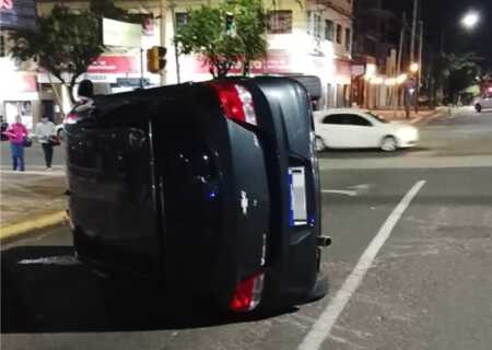 Triple choque y vuelco en concurrida esquina de Posadas triple choque