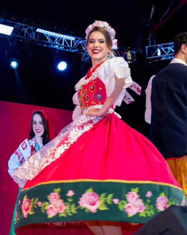 De Oberá al mundo: sus diseños llegan a Miss Europa Continental 10 499917552 9793521327433513 3983007114419557233 n - 9
