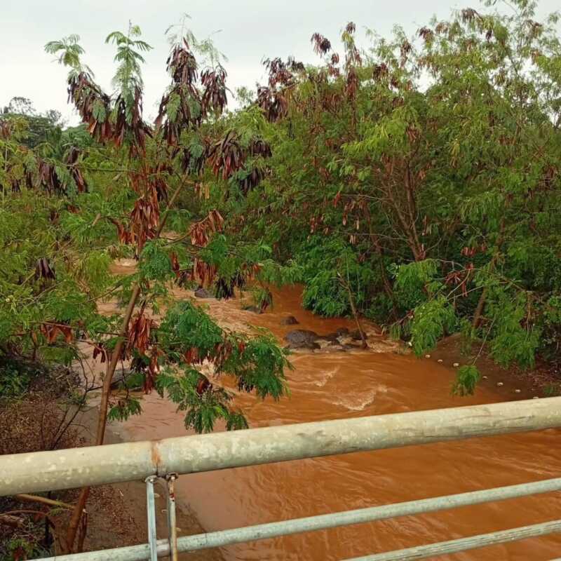 Posadas: Dos adolescentes fueron arrastrados por un arroyo en Itaembé Guazú 3 79d4be6d e056 4bac 863d 4a57ce5e8b3b - 2