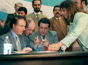 Puerta: “El endeudamiento nunca es bueno, pero es peor endeudarse caro” 7 Carlos Menem y Ramon Puerta - 6
