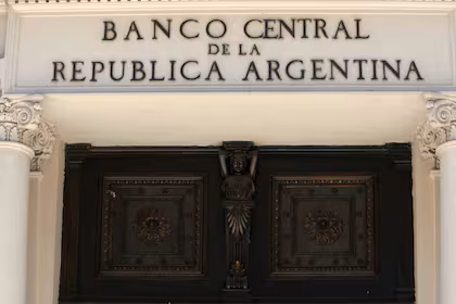Argentina negocia crédito con Estados Unidos ante vencimientos de deuda 4 FMI