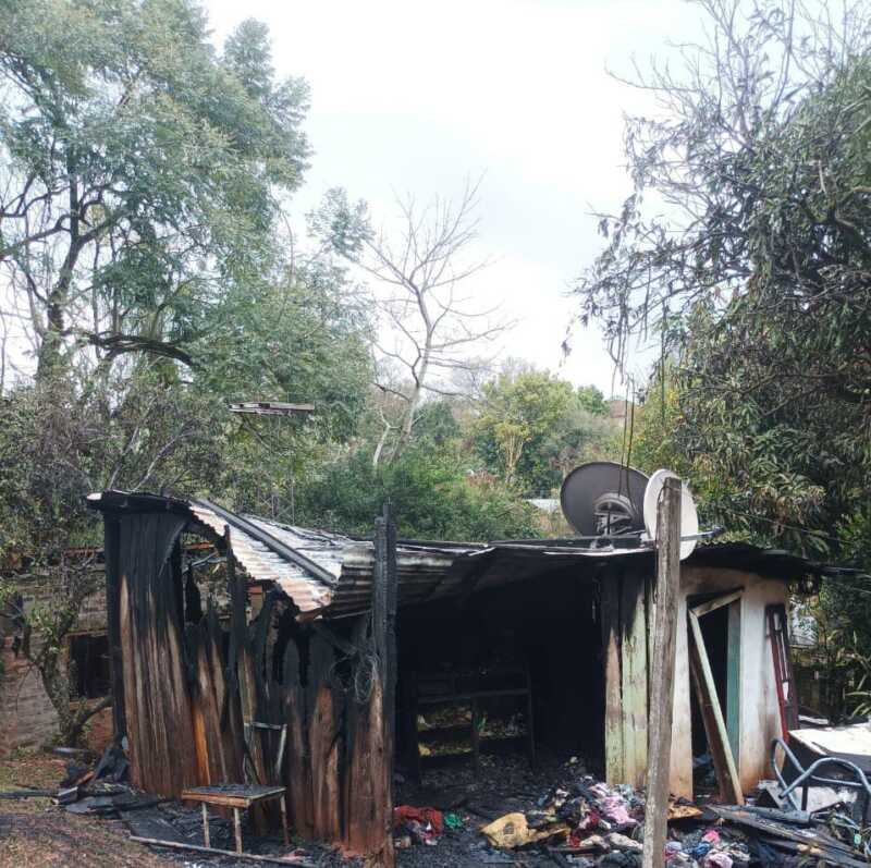 Incendios en Oberá y Posadas dañaron por completo una vivienda y vehículo: no hubo víctimas 2 El fuego consumió una vivienda en Oberá