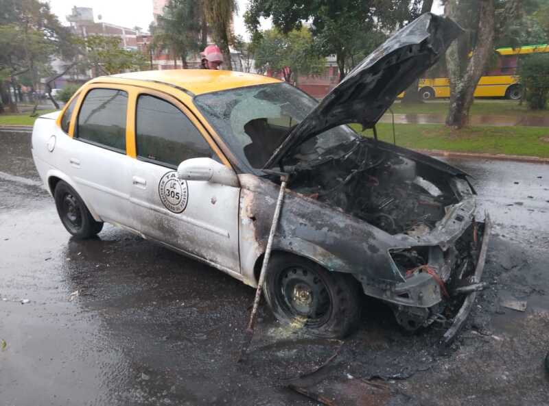 Incendios en Oberá y Posadas dañaron por completo una vivienda y vehículo: no hubo víctimas 5 Auto en llamas en pleno centro de Posadas