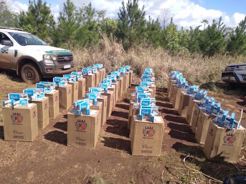 Intentó evadir un control en Misiones y abandonó una camioneta con 20 mil paquetes de cigarrillos 1 Control