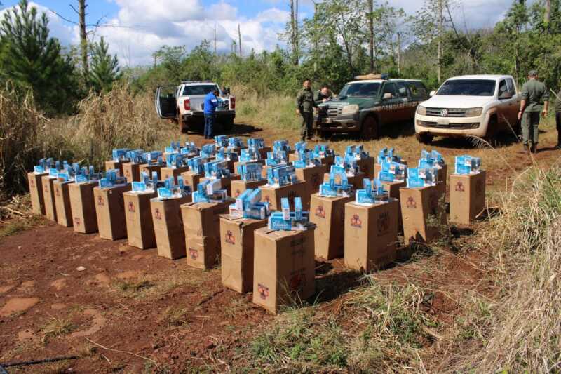 Intentó evadir un control en Misiones y abandonó una camioneta con 20 mil paquetes de cigarrillos Control