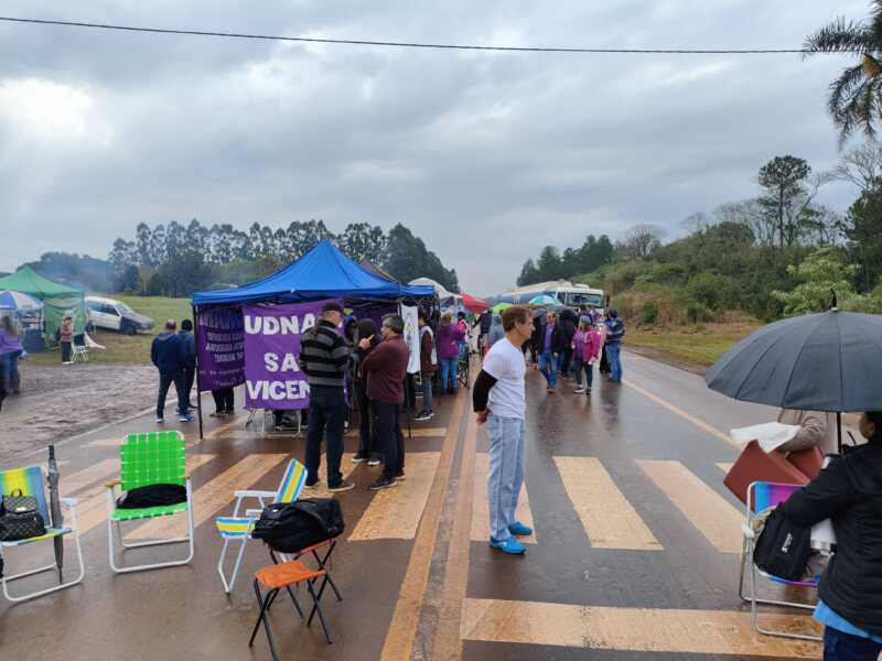 Docentes en Lucha cortaron la Ruta Nacional 14 en San Vicente y UDNAM convocó a paro por 48 horas 10 WhatsApp Image 2025 08 06 at 10.51.32 2 - 9