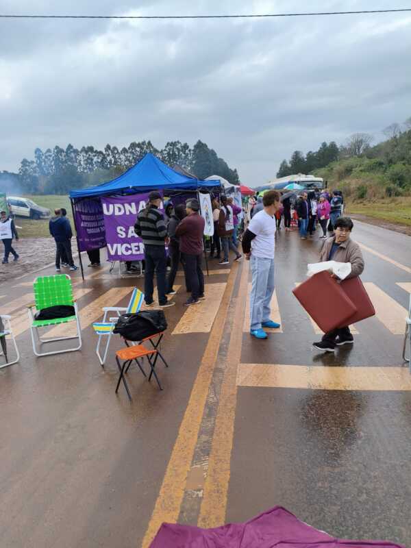 Docentes en Lucha cortaron la Ruta Nacional 14 en San Vicente y UDNAM convocó a paro por 48 horas 8 WhatsApp Image 2025 08 06 at 10.51.32 3 - 7