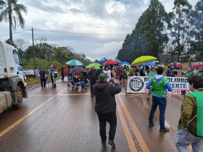 Docentes en Lucha cortaron la Ruta Nacional 14 en San Vicente y UDNAM convocó a paro por 48 horas 6 WhatsApp Image 2025 08 06 at 10.51.32 4 - 5
