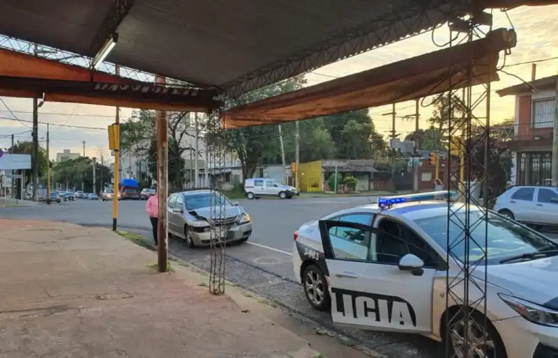 Posadas: mujer fue hospitalizada tras accidente entre dos autos posadas siniestro