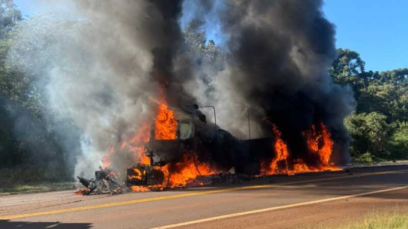 Accidente e incendio en Ruta Nacional 12: un camión despistó, chocó y su conductor fue hospitalizado 4 WhatsApp Image 2025 08 11 at 11.17.58 1 - 3