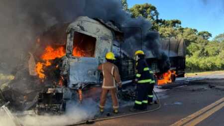 Accidente e incendio en Ruta Nacional 12: un camión despistó, chocó y su conductor fue hospitalizado accidente e incendio con un camión