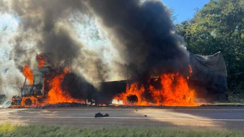Accidente e incendio en Ruta Nacional 12: un camión despistó, chocó y su conductor fue hospitalizado 2 WhatsApp Image 2025 08 11 at 11.17.58 - 1