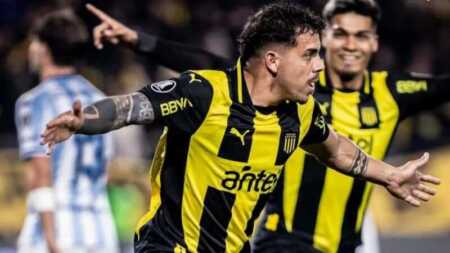 Copa Libertadores: Peñarol golpeó sobre el final y dejó a Racing contra las cuerdas Copa Libertadores