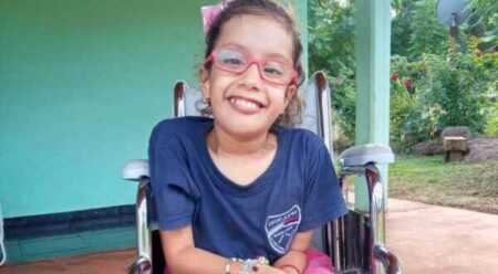 Agostina necesita ayuda para tener la silla que le permita ir a la escuela y desplazarse con libertad.