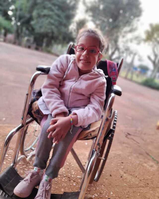 Agostina necesita ayuda para tener la silla que le permita ir a la escuela y desplazarse con libertad.