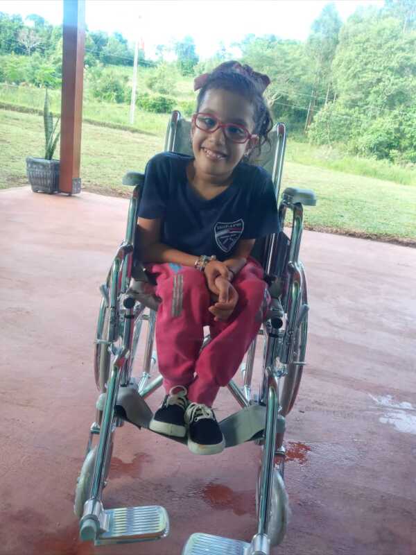 La familia de Agostina lanzó una campaña solidaria para comprarle una silla de ruedas adaptada a sus necesidades.