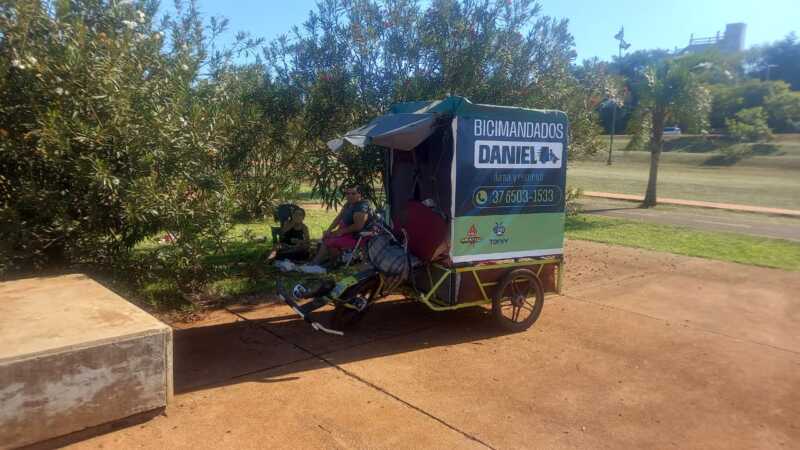 “Bicimandados Daniel”, el posadeño que convirtió su bicicleta en un negocio que no deja de crecer 3 bicimandados daniel 10 - 2