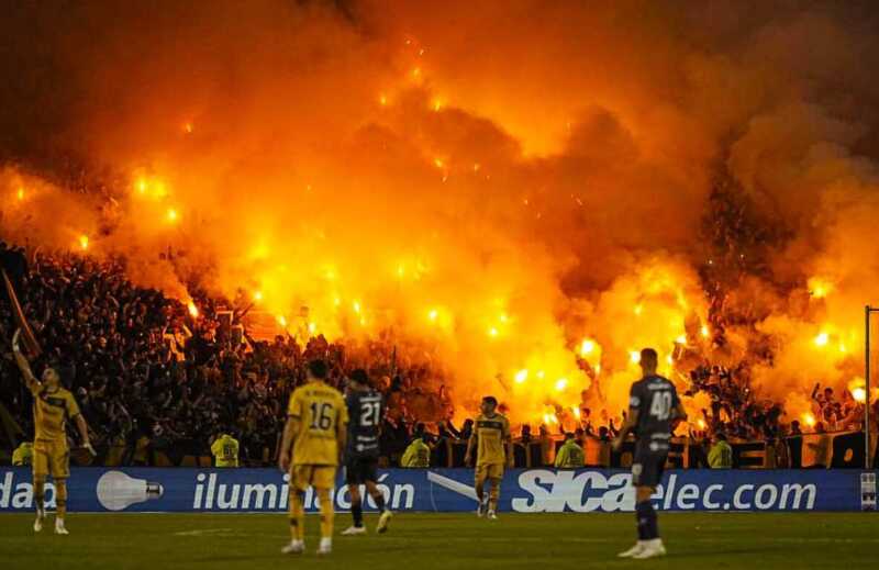 Boca Juniors goleó a Independiente Rivadavia y puso fin a una racha histórica sin victorias 2 boca2 - 1