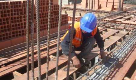 Cerca de 60 ex empleados de la constructora Ratti S.A reclaman salarios y fondos de cese laboral adeudados Expectativa por los indicadores del INDEC que reflejan la evolución de la industria y la construcción en un contexto de ajuste económico.