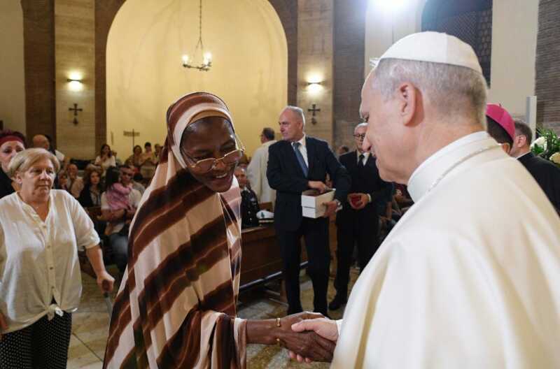 León XIV visitó Albano para una misa con refugiados y fieles 3 El Papa León XIV: “Somos una Iglesia de pobres, todos preciosos”