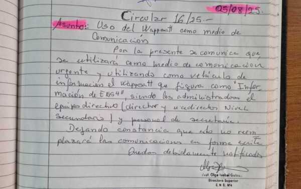 Denuncia a la directora de la Escuela Normal Superior N° 4 de Oberá por irregularidades 7 Una circular que publica la directora del establecimiento en el libro de circular desde la escuela en donde intenta realizar una aclaración sobre el uso del WhatsApp.