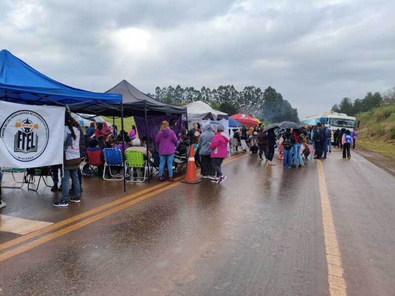 Docentes en Lucha cortaron la Ruta Nacional 14 en San Vicente y UDNAM convocó a paro por 48 horas 2 docentes 3 - 1