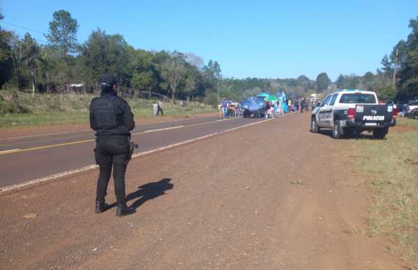 Docentes de Misiones mantienen cortes de ruta y reclamos salariales por tiempo indefinido.
